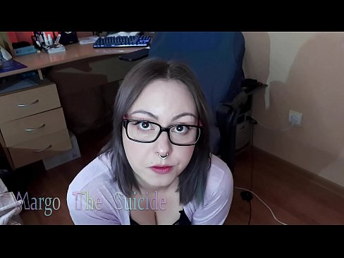 ❤️ Σέξι κορίτσι με γυαλιά πιπιλίζει Dildo βαθιά στην κάμερα ❤️ Ανώμαλο πορνό ❌️❤